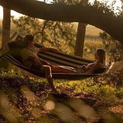 Chase Stokes y Madelyn Cline en el 2x06 de 'Outer Banks'