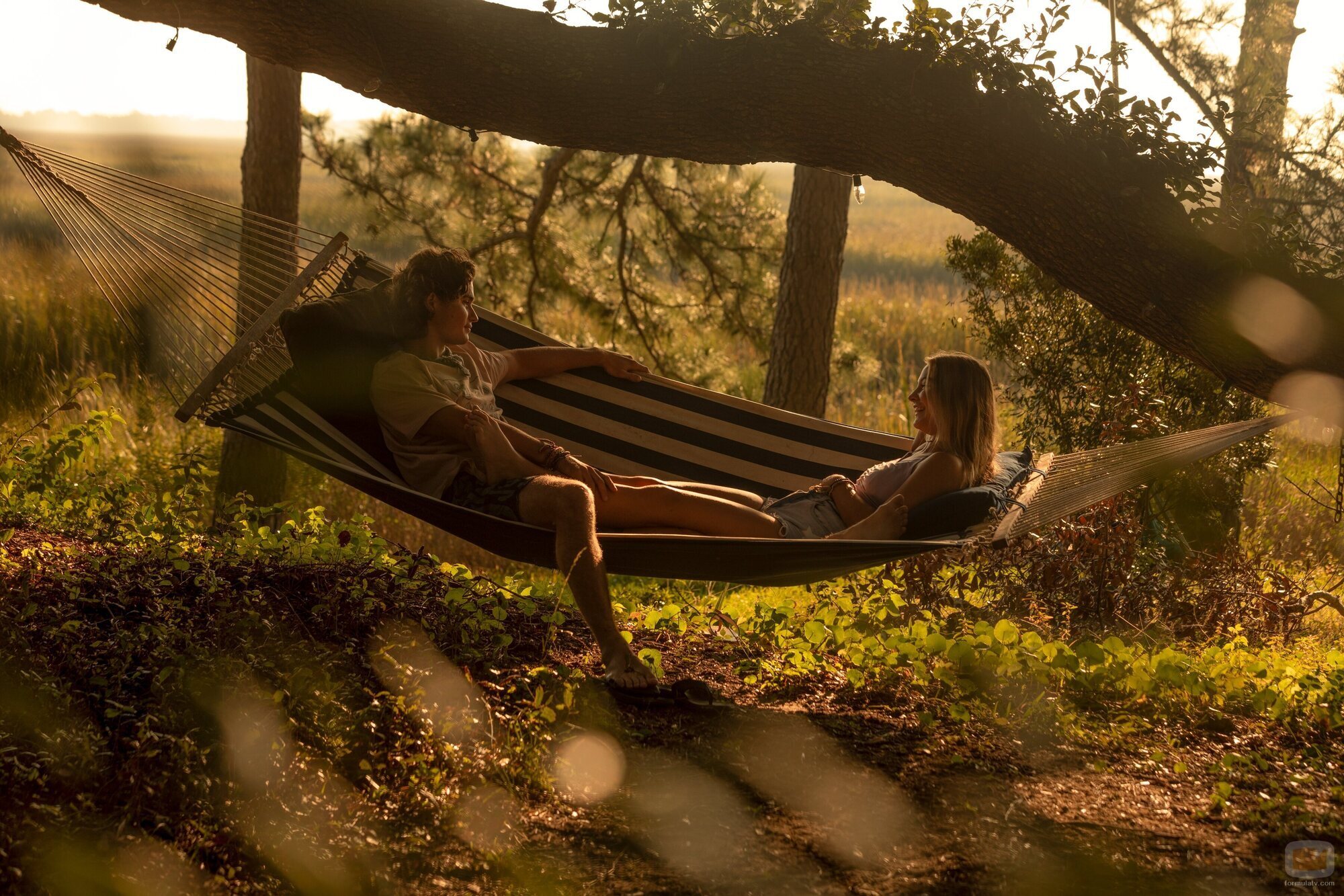 Chase Stokes y Madelyn Cline en el 2x06 de 'Outer Banks'