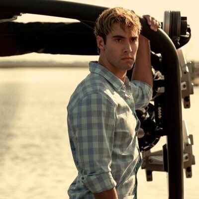 Austin North en el 2x06 de 'Outer Banks'