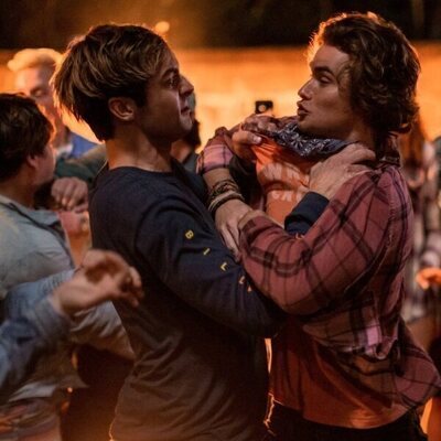 Chase Stokes y Austin North en 2x07 titulado 'La hoguera' de 'Outer Banks'