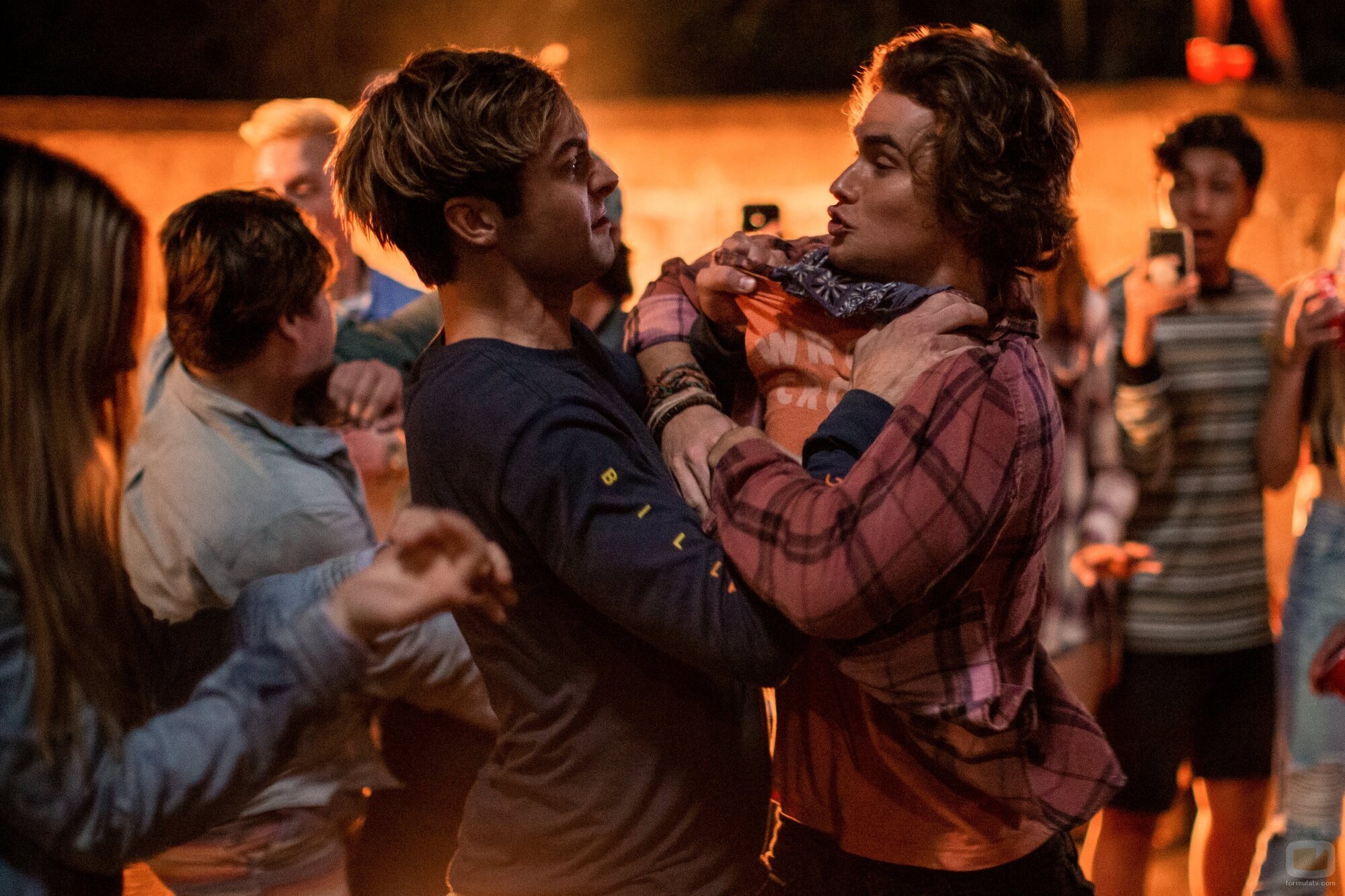 Chase Stokes y Austin North en 2x07 titulado 'La hoguera' de 'Outer Banks'