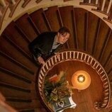 Drew Starkey en 2x07 titulado 'La hoguera' de 'Outer Banks'