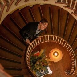 Drew Starkey en 2x07 titulado 'La hoguera' de 'Outer Banks'