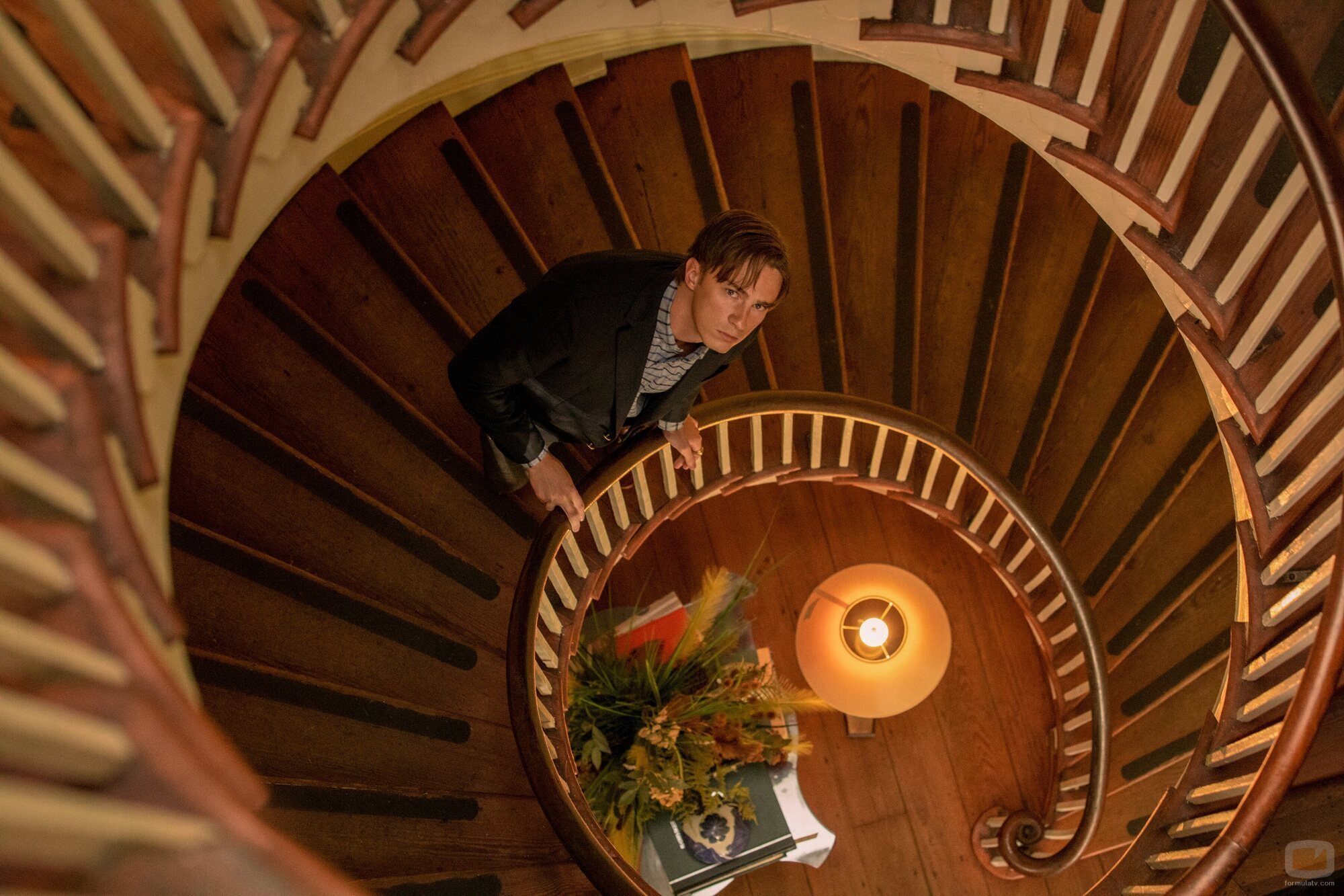 Drew Starkey en 2x07 titulado 'La hoguera' de 'Outer Banks'