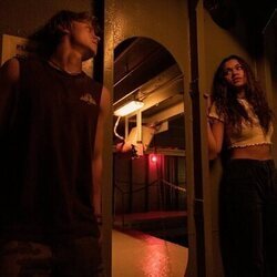 Madison Bailey y Rudy Pankow en 'El Coastal Venture' de 'Outer Banks'