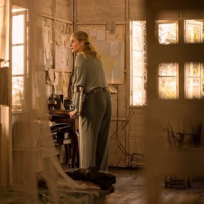 Elizabeth Mitchell en la temporada 2 y el capítulo 10 de 'Outer Banks'