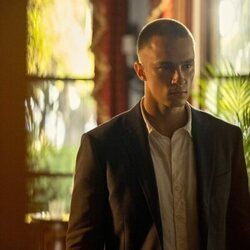 Drew Starkey en el 3x01 de 'Outer Banks'