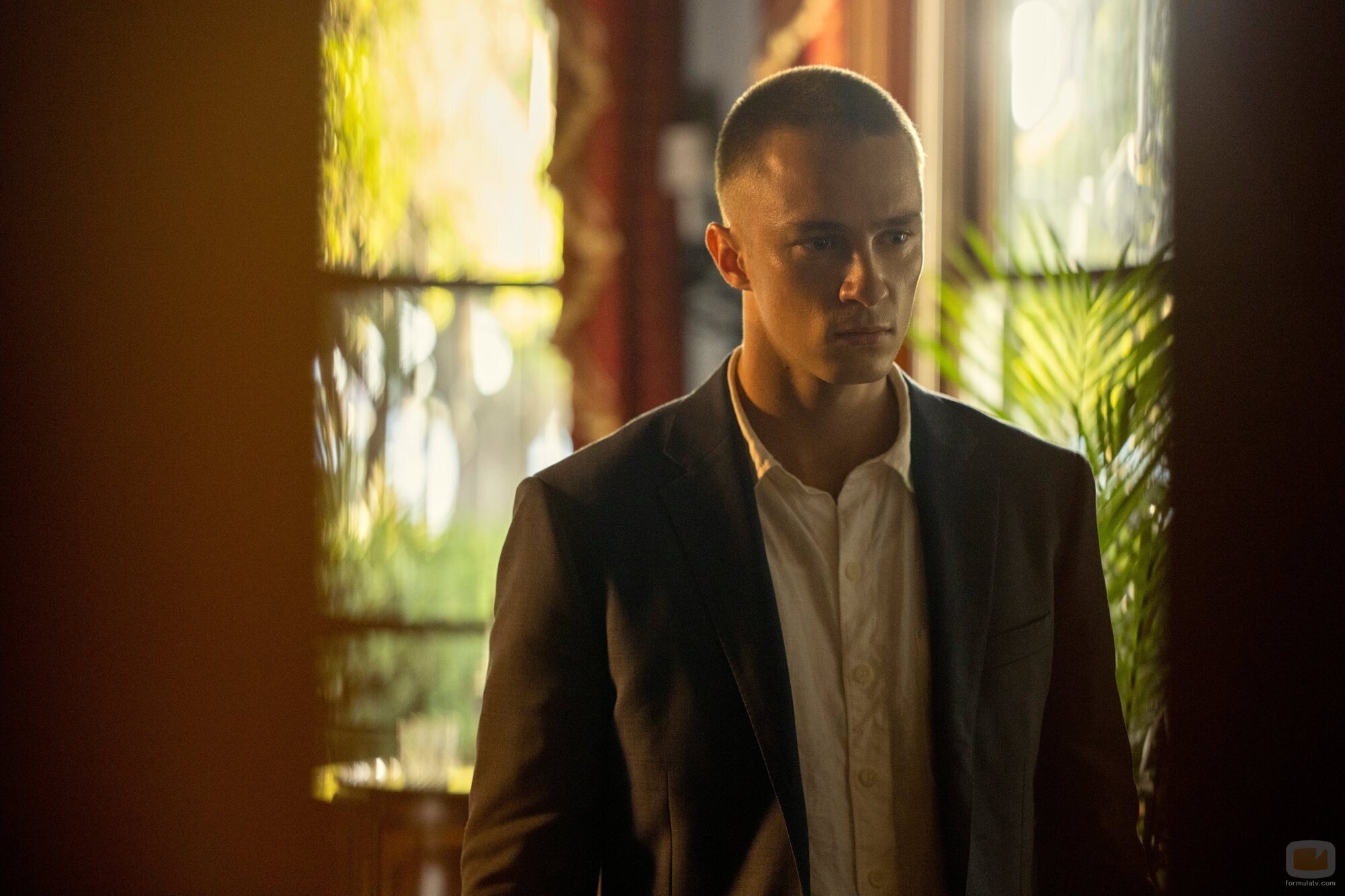 Drew Starkey en el 3x01 de 'Outer Banks'
