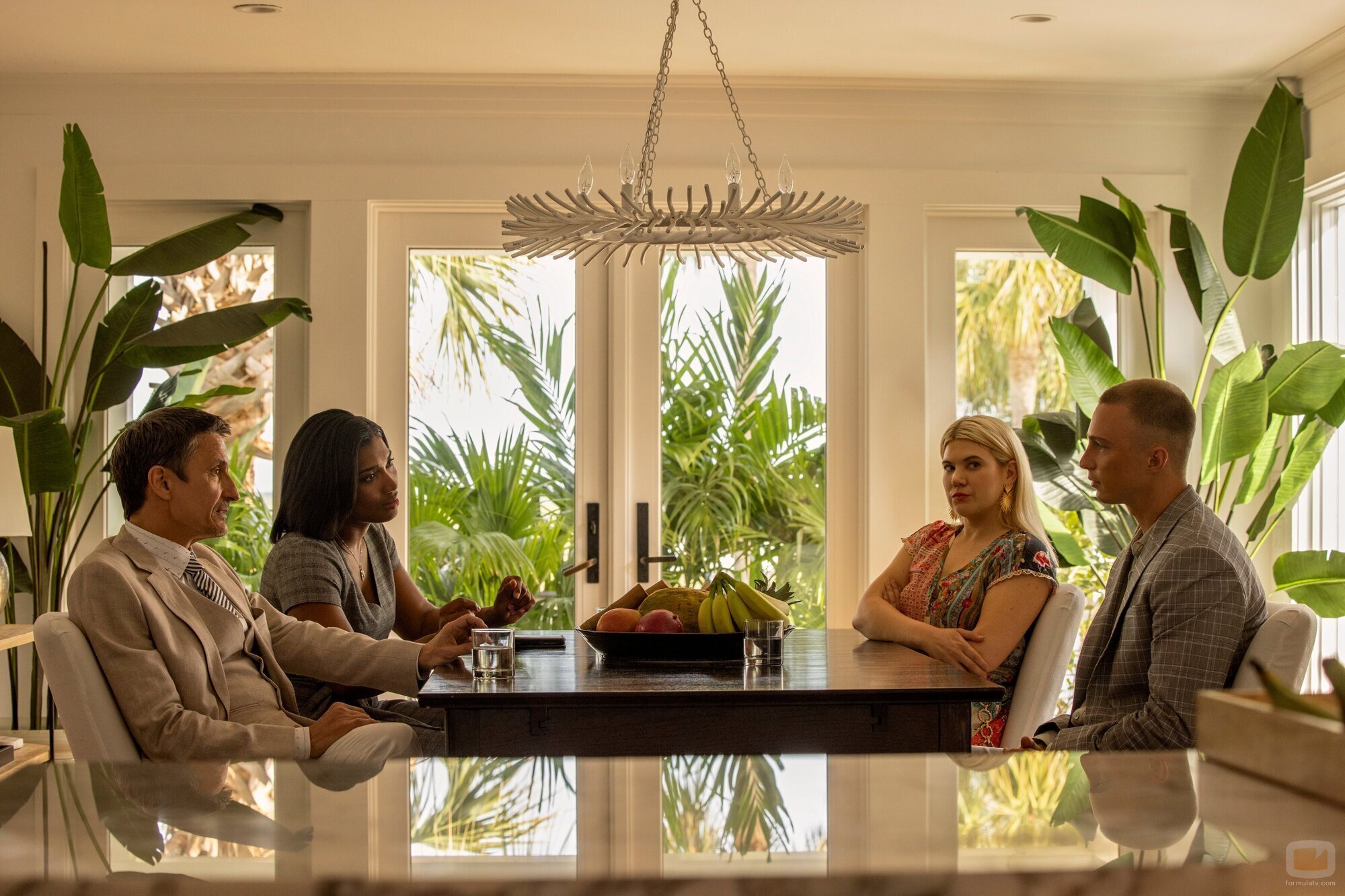 Caroline Arapoglou y Drew Starkey en 'Dos islas' de 'Outer Banks'