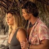 Chase Stokes y Madelyn Cline en el 3x01 de 'Outer Banks'