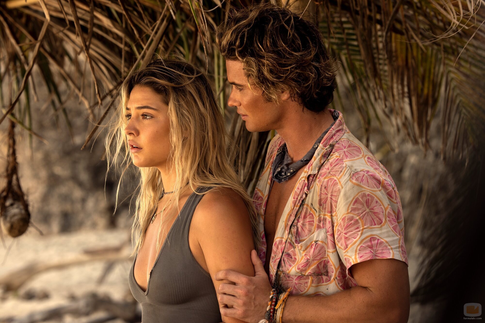 Chase Stokes y Madelyn Cline en el 3x01 de 'Outer Banks'