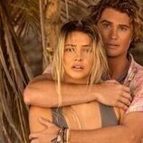 Chase Stokes y Madelyn Cline en la temporada 3 y el capítulo 01 de 'Outer Banks'