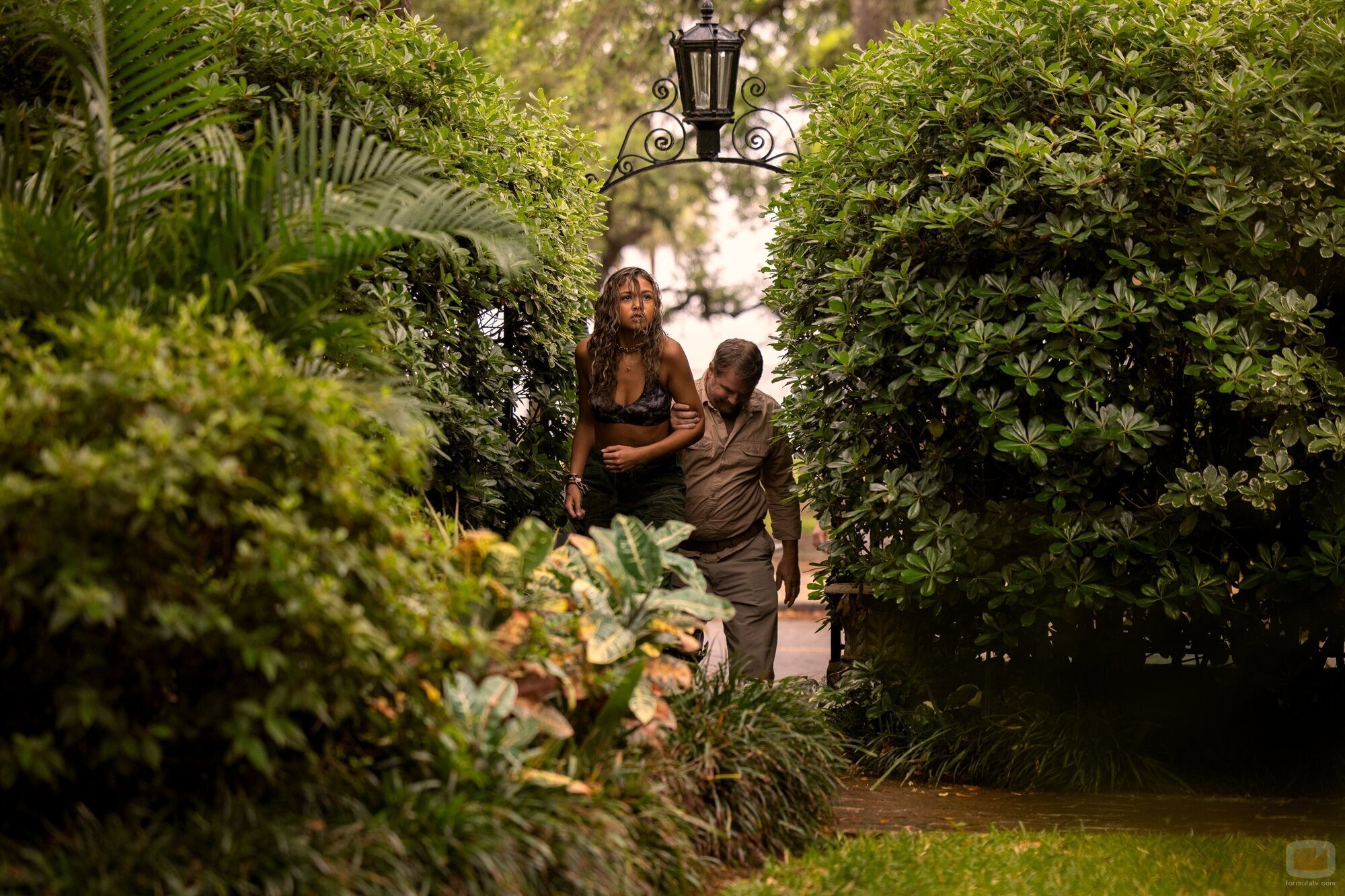 Madison Bailey en 3x01 'Dos islas' de 'Outer Banks'