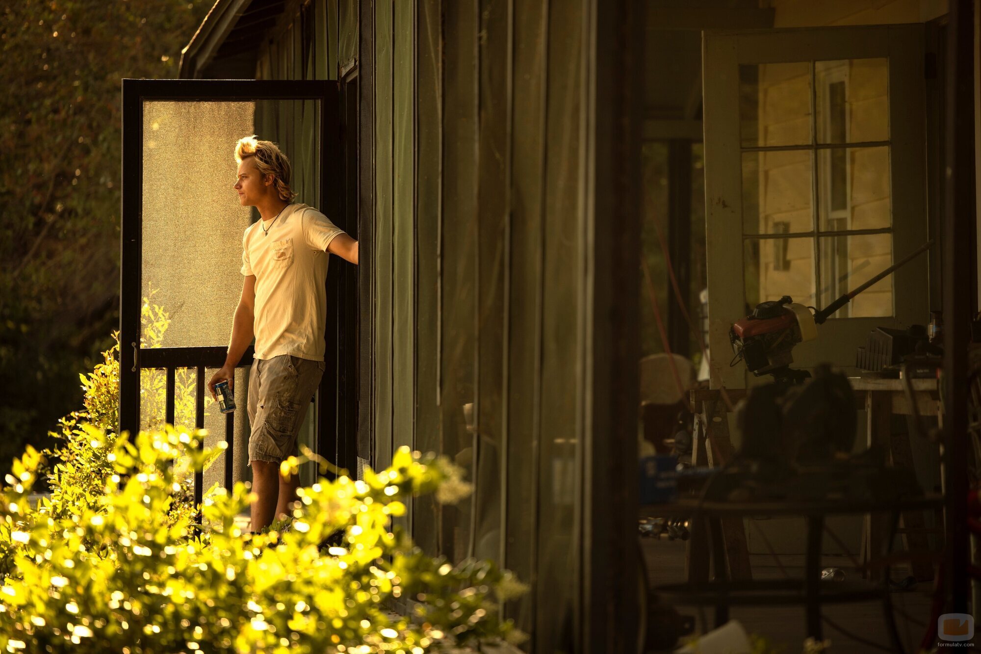 Still de Rudy Pankow en el 3x01 de 'Outer Banks'