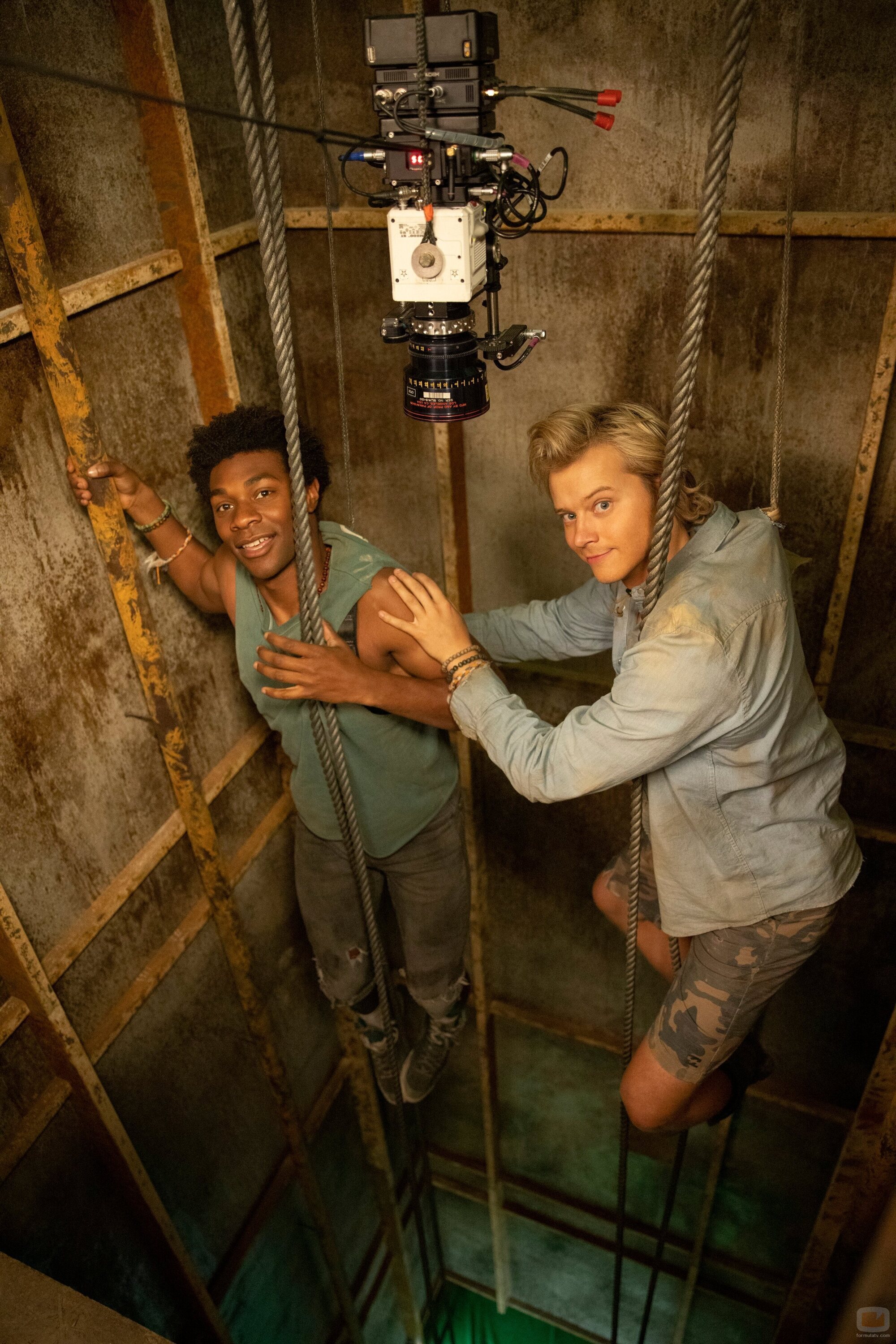 Rudy Pankow y J.D. en 3x02 'Las campanas' de 'Outer Banks'