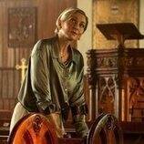 Elizabeth Mitchell en la temporada 3 y el capítulo 02 de 'Outer Banks'