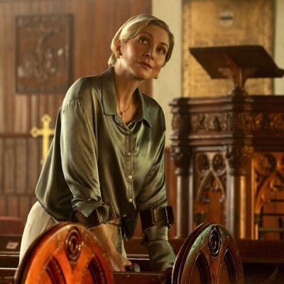 Elizabeth Mitchell en la temporada 3 y el capítulo 02 de 'Outer Banks'