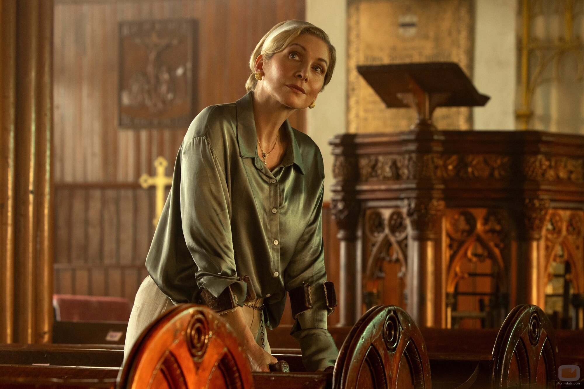 Elizabeth Mitchell en la temporada 3 y el capítulo 02 de 'Outer Banks'