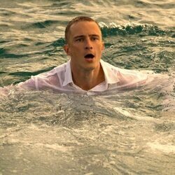 Drew Starkey en 'Las campanas' de 'Outer Banks'