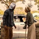 Elizabeth Mitchell y Charles Halford en la temporada 3 y el capítulo 02 de 'Outer Banks'