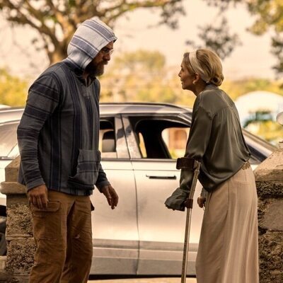 Elizabeth Mitchell y Charles Halford en la temporada 3 y el capítulo 02 de 'Outer Banks'