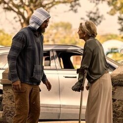 Elizabeth Mitchell y Charles Halford en la temporada 3 y el capítulo 02 de 'Outer Banks'