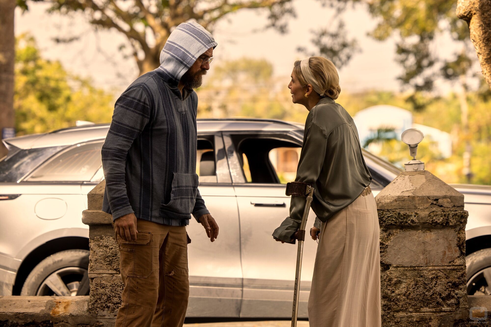 Elizabeth Mitchell y Charles Halford en la temporada 3 y el capítulo 02 de 'Outer Banks'