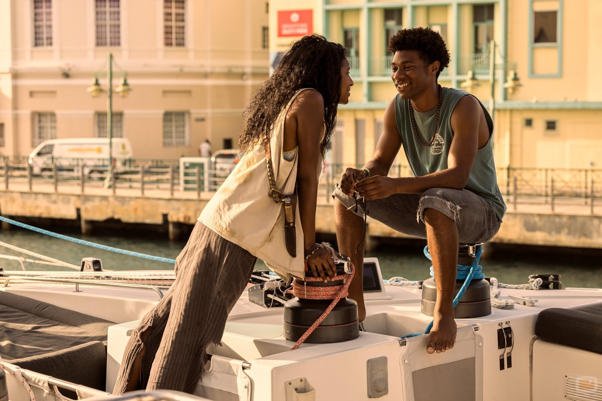 J.D. y Carlacia Grant en 3x02 titulado 'Las campanas' de 'Outer Banks'
