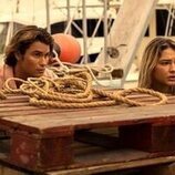 Chase Stokes y Madelyn Cline en 3x02 titulado 'Las campanas' de 'Outer Banks'