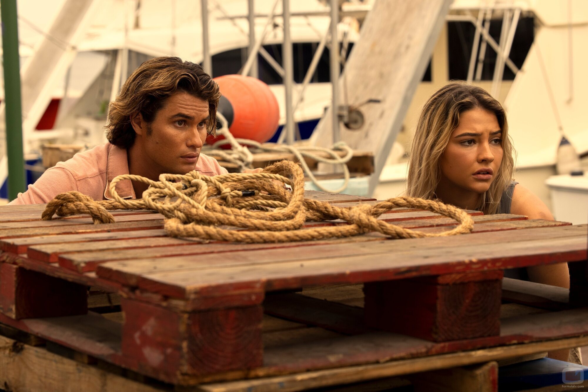 Chase Stokes y Madelyn Cline en 3x02 titulado 'Las campanas' de 'Outer Banks'