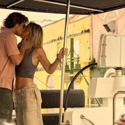 Still de Chase Stokes y Madelyn Cline en 3x02 titulado 'Las campanas' de 'Outer Banks'