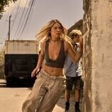 Madelyn Cline y Rudy Pankow en el 3x02 de 'Outer Banks'