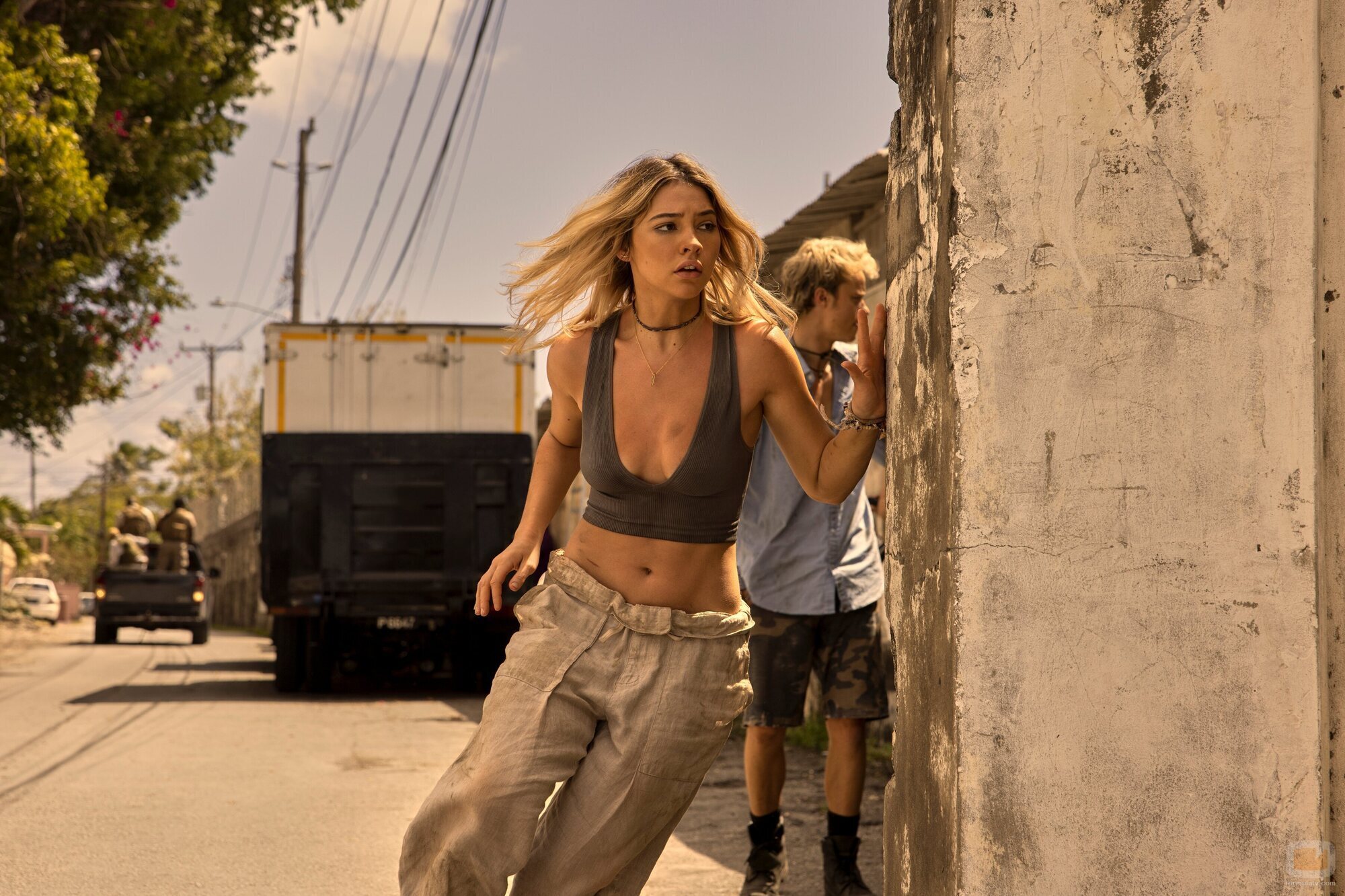 Madelyn Cline y Rudy Pankow en el 3x02 de 'Outer Banks'