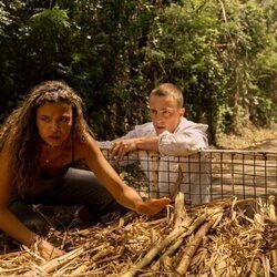 Madison Bailey y Drew Starkey en la temporada 3 y el capítulo 02 de 'Outer Banks'