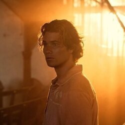 Chase Stokes en el 3x03 de 'Outer Banks'