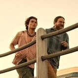 Charles Halford y Chase Stokes en Capítulo 3 titulado 'Padres e hijos' de 'Outer Banks'