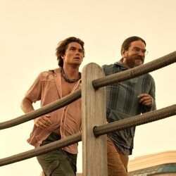 Charles Halford y Chase Stokes en Capítulo 3 titulado 'Padres e hijos' de 'Outer Banks'