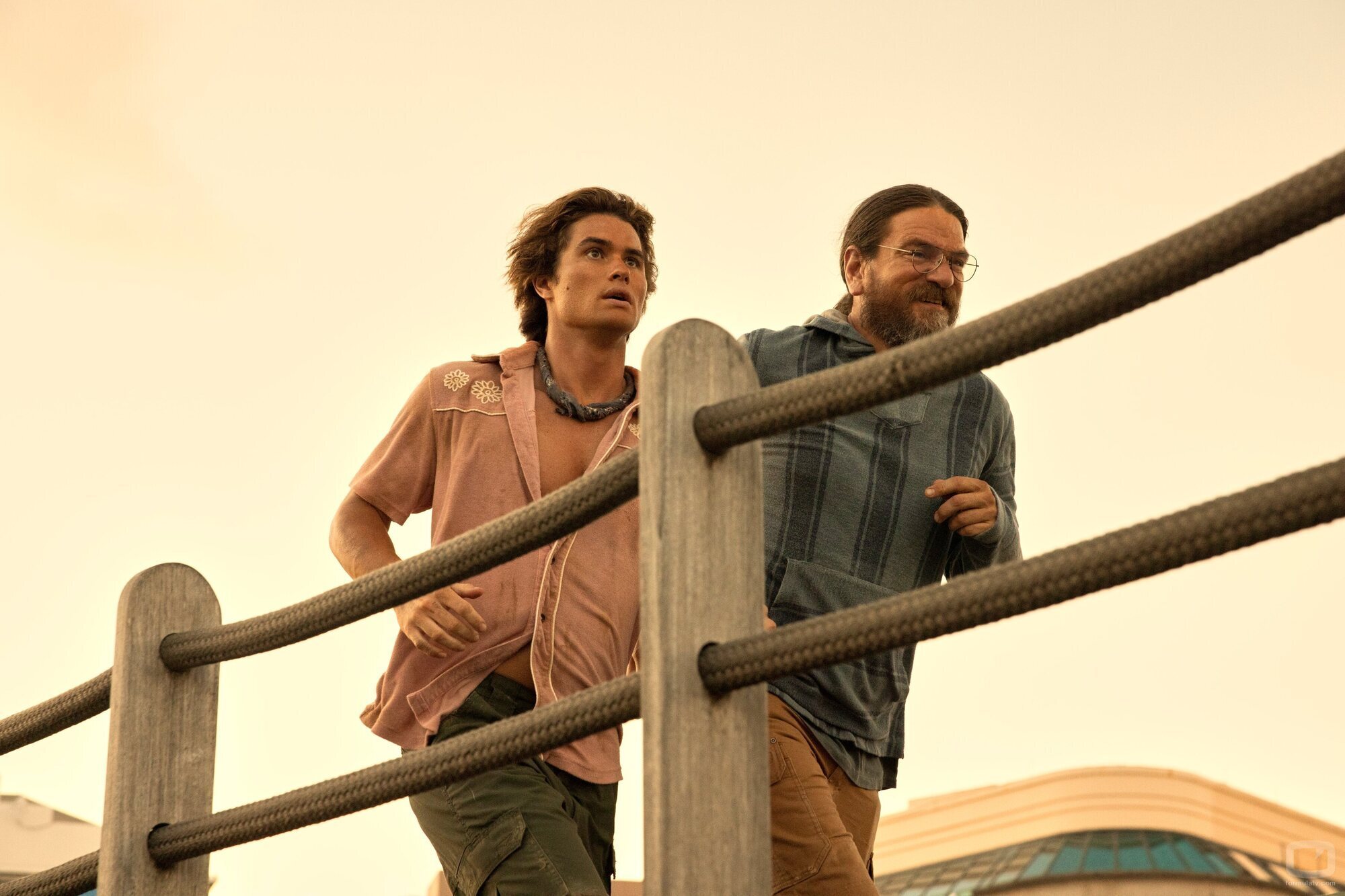 Charles Halford y Chase Stokes en Capítulo 3 titulado 'Padres e hijos' de 'Outer Banks'