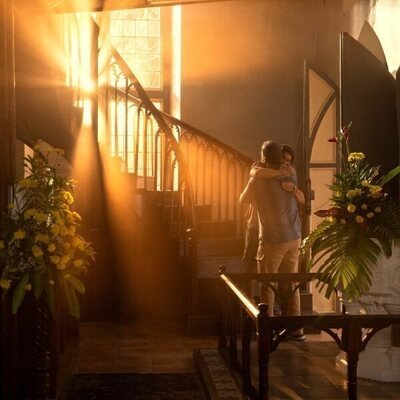 Charles Halford y Chase Stokes en 3x03 'Padres e hijos' de 'Outer Banks'