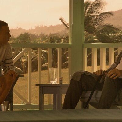 Charles Esten y Drew Starkey en 3x03 'Padres e hijos' de 'Outer Banks'