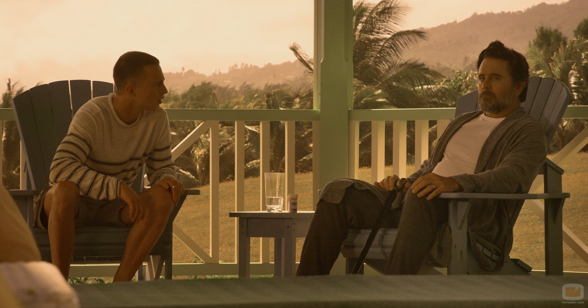 Charles Esten y Drew Starkey en 3x03 'Padres e hijos' de 'Outer Banks'