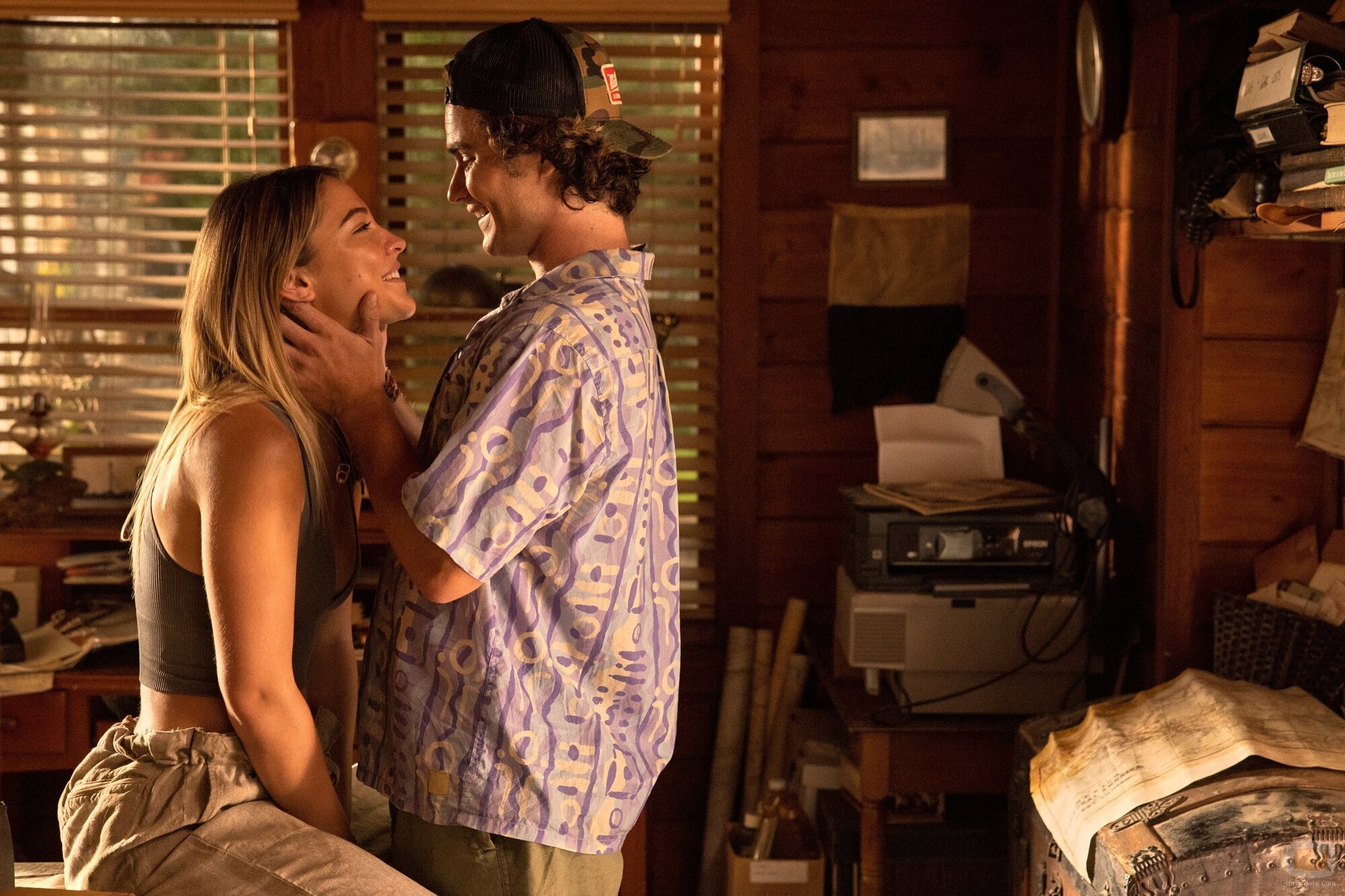 Chase Stokes y Madelyn Cline en 3x04 'El diario' de 'Outer Banks'