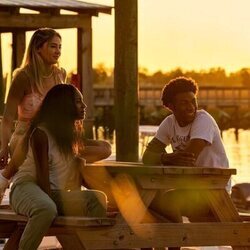 Madelyn Cline y Carlacia Grant en el 3x04 de 'Outer Banks'