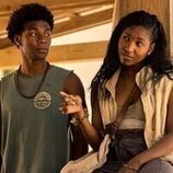 J.D. y Carlacia Grant en Capítulo 4 titulado 'El diario' de 'Outer Banks'