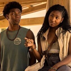 J.D. y Carlacia Grant en Capítulo 4 titulado 'El diario' de 'Outer Banks'