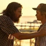 Charles Halford y Chase Stokes en el 3x04 de 'Outer Banks'