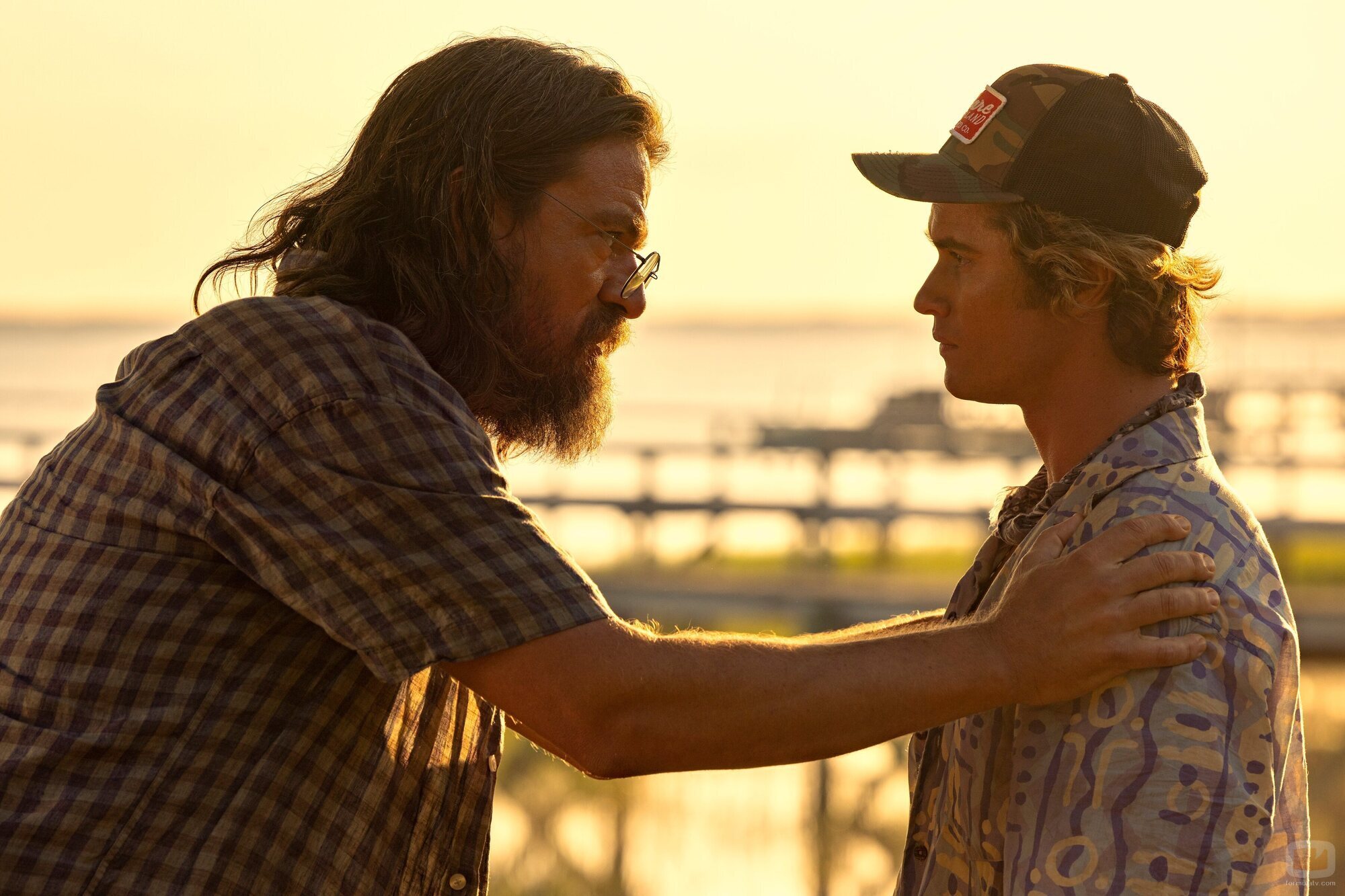 Charles Halford y Chase Stokes en el 3x04 de 'Outer Banks'