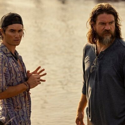 Still de Charles Halford y Chase Stokes en el 3x04 de 'Outer Banks'