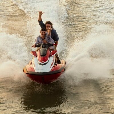 Charles Halford y Chase Stokes en 3x04 'El diario' de 'Outer Banks'
