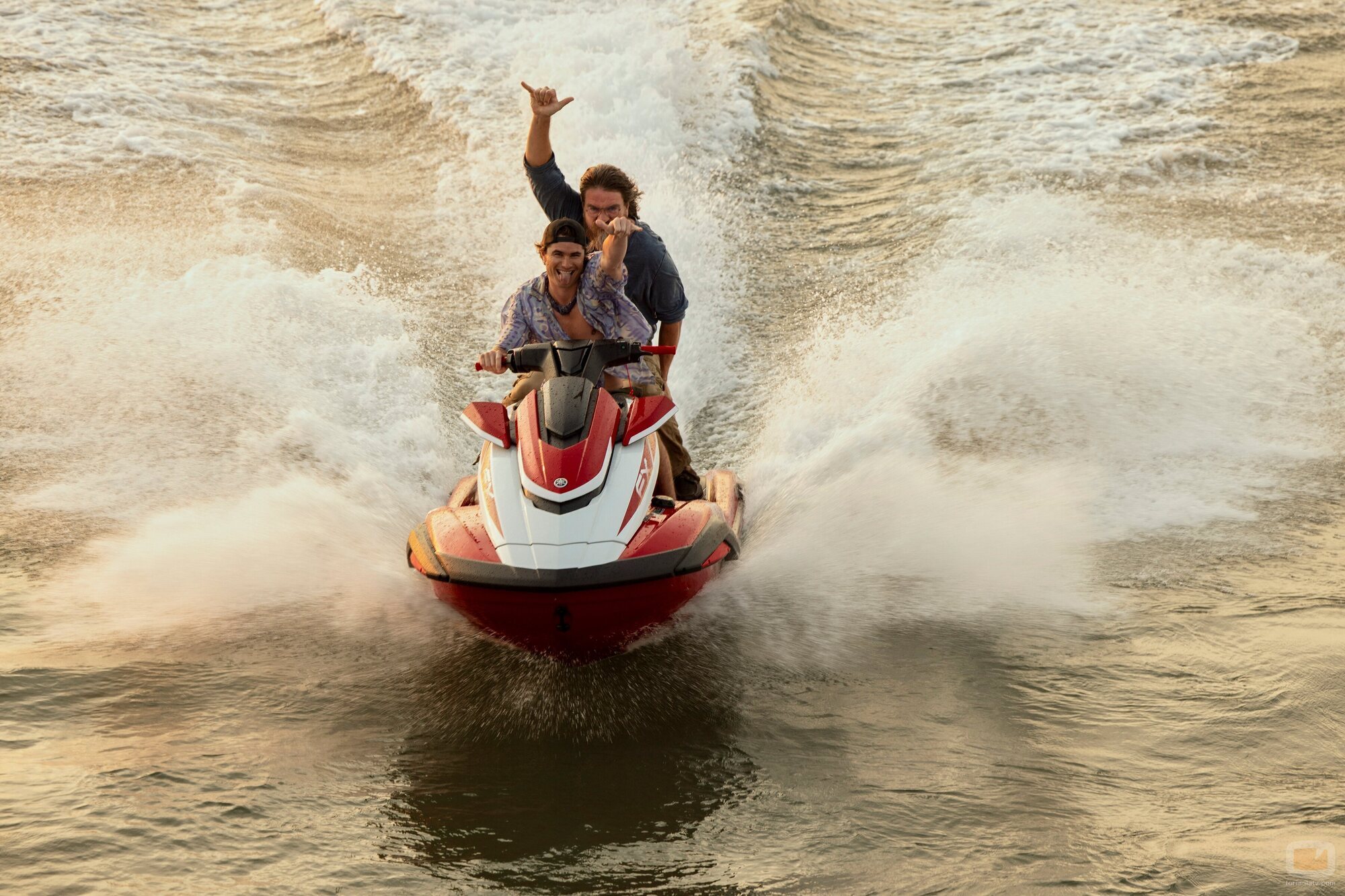 Charles Halford y Chase Stokes en 3x04 'El diario' de 'Outer Banks'